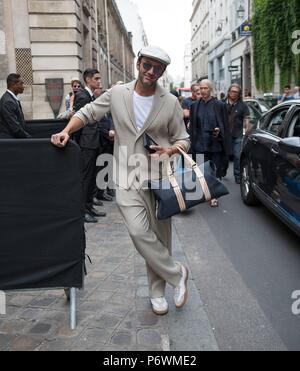 A chic showgoer posing outside of the Givenchy runway show during Haute Couture Fashion Week in Paris - July 1, 2018 - Photo: Runway Manhattan ***For Editorial Use Only*** | Verwendung weltweit Stock Photo