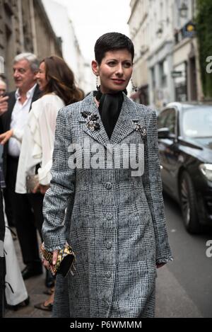 Paris, Frankreich. 01st July, 2018. A chic showgoer posing outside of the Givenchy runway show during Haute Couture Fashion Week in Paris - July 1, 2018 - Credit: Runway Manhattan ***For Editorial Use Only*** | Verwendung weltweit/dpa/Alamy Live News Stock Photo