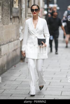 Paris, Frankreich. 01st July, 2018. A chic showgoer posing outside of the Givenchy runway show during Haute Couture Fashion Week in Paris - July 1, 2018 - Credit: Runway Manhattan ***For Editorial Use Only*** | Verwendung weltweit/dpa/Alamy Live News Stock Photo