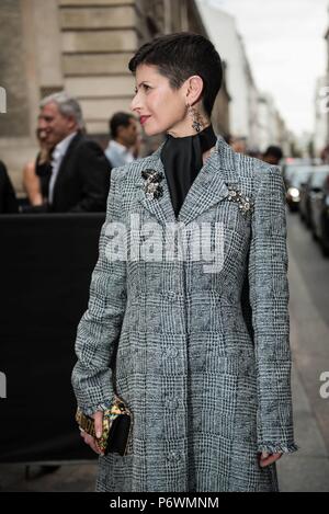 Paris, Frankreich. 01st July, 2018. A chic showgoer posing outside of the Givenchy runway show during Haute Couture Fashion Week in Paris - July 1, 2018 - Credit: Runway Manhattan ***For Editorial Use Only*** | Verwendung weltweit/dpa/Alamy Live News Stock Photo