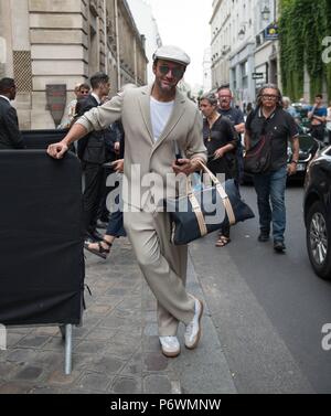 Paris, Frankreich. 01st July, 2018. A chic showgoer posing outside of the Givenchy runway show during Haute Couture Fashion Week in Paris - July 1, 2018 - Credit: Runway Manhattan ***For Editorial Use Only*** | Verwendung weltweit/dpa/Alamy Live News Stock Photo