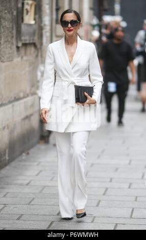 Paris, Frankreich. 01st July, 2018. A chic showgoer posing outside of the Givenchy runway show during Haute Couture Fashion Week in Paris - July 1, 2018 - Credit: Runway Manhattan ***For Editorial Use Only*** | Verwendung weltweit/dpa/Alamy Live News Stock Photo