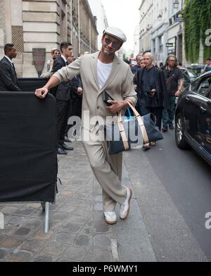 Paris, Frankreich. 01st July, 2018. A chic showgoer posing outside of the Givenchy runway show during Haute Couture Fashion Week in Paris - July 1, 2018 - Credit: Runway Manhattan ***For Editorial Use Only*** | Verwendung weltweit/dpa/Alamy Live News Stock Photo