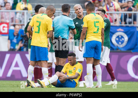 NEYMAR (BRA) sits on the pitch and is in pain, referee Gianluca OCCHI (mi., ITA) talks to Carlos SALCEDO (MEX), ground, sitting, pain, whole figure, Brazil (BRA) - Mexico (RUS) 2: 0 , Round of 16, Game 53, on 02/07/2018 in Samara; Football World Cup 2018 in Russia from 14.06. - 15.07.2018. | usage worldwide Stock Photo