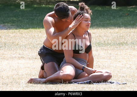 St James Park. London. UK 3 July 2018 - A couple enjoys the hot and humid day in the St James Park. Dry and hot weather is likely to continues in Britain for the rest of the week as temperatures are expected to reach 29¡C.  Credit: Dinendra Haria/Alamy Live News Stock Photo