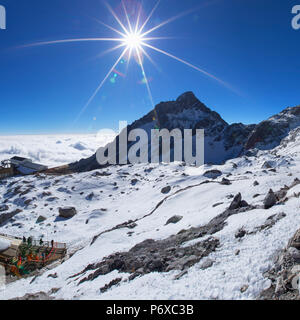 Tourists on Jade Dragon Snow Mountain (Yulong Xueshan), Lijiang, Yunnan, China Stock Photo