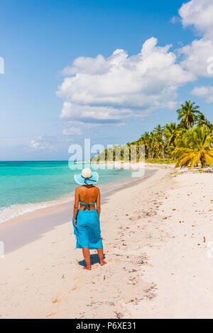 Canto de la Playa, Saona Island, East National Park (Parque Nacional del Este), Dominican Republic, Caribbean Sea. Beautiful woman on a palm-fringed beach (MR). Stock Photo