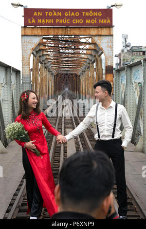Pre-wedding photo shoot on Long Bien Bridge, Hanoi , Vietnam Stock Photo