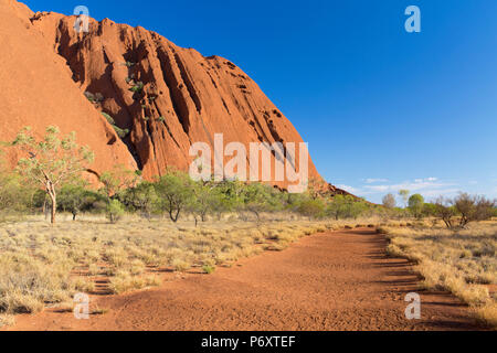 Uluru (UNESCO World Heritage Site), Uluru-Kata Tjuta National Park, Northern Territory, Australia Stock Photo