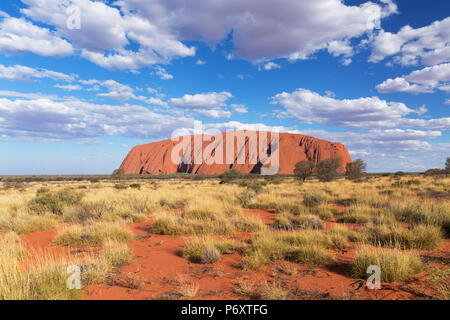 Uluru (UNESCO World Heritage Site), Uluru-Kata Tjuta National Park, Northern Territory, Australia Stock Photo