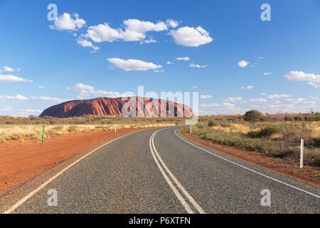 Uluru (UNESCO World Heritage Site), Uluru-Kata Tjuta National Park, Northern Territory, Australia Stock Photo