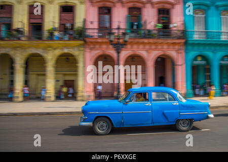 Cuba, La Habana Vieja (Old Havana), Paseo de Marti, classic 1950's American Cars Stock Photo