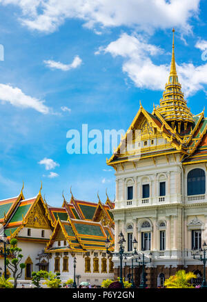 Phra Thinang Chakri Maha Prasat throne hall and rooftops of the Phra Maha Monthien group, Grand Palace complex, Bangkok, Thailand Stock Photo