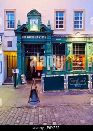 UK, Scotland, Lothian, Edinburgh, Grassmarket Square, Twilight view of the White Hart Inn. Stock Photo