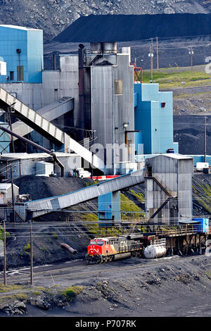 A vertical image of a Canadian National Freight train loading raw coal from a processing plant in the foothills of the rocky mountains near Cadomin Al Stock Photo