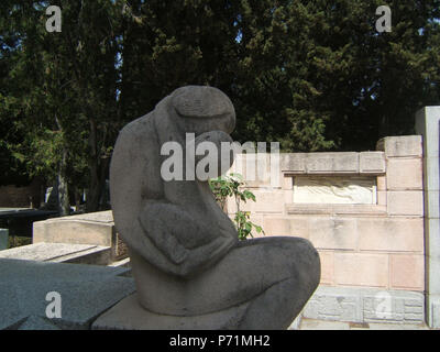 English: Works by Emiliano Barral (1896-1936) in the Civil cemetery in Madrid. Detail of the sculpture of a maternity leave in the mausoleum of the Socialist leader Pablo Iglesias. 1 January 2004, 00:01:21 39 Emiliano Barral Maternidad ca. 1929 Stock Photo