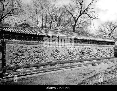 Deutsch: photo from Ein Tagebuch in Bildern . before or in 1902 34 Drachenmauer Stock Photo