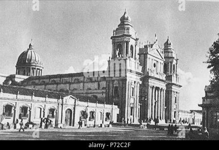 Español: Catedral de Ciudad de Guatemala reconstruida luego de los terremotos fe 1917-1918. Nótese que el reloj no se ha instalado. 1930 4 Catedralguatemala1930 Stock Photo