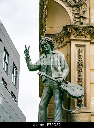 Statue of John Lennon holding guitar and giving V sign, Hard Day's Night Hotel, N John Street, Liverpool, England, UK Stock Photo