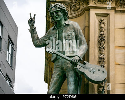 Statue of John Lennon holding guitar and giving V sign, Hard Day's Night Hotel, N John Street, Liverpool, England, UK Stock Photo