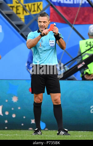 St. Petersburg, Russland. 03rd July, 2018. Referee Damir SKOMINA (SVN) is shown the red card with which he has shown Michael LANG (SUI)., Sweden (SWE) - Switzerland (SUI) 1-0, Round of 16, Round of 16, Game 55, on 07/03/2018 in Saint Petersburg, Arena Saint Petersburg. Football World Cup 2018 in Russia from 14.06. - 15.07.2018. | usage worldwide Credit: dpa/Alamy Live News Stock Photo