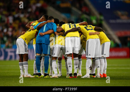 Colombia huddle before the 2018 FIFA World Cup Round of 16 match between Colombia and England at Spartak Stadium on July 3rd 2018 in Moscow, Russia. (Photo by Daniel Chesterton/phcimages.com) Stock Photo