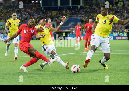 Moscow, Russland. 03rd July, 2018. Raheem STERLING (left, ENG) versus Johan MOJICA (mi., COL) and Yerry MINA (COL), action, fight for the ball, Colombia (COL) - England (ENG) 3: 4 iE, knockout round, match 56, on 03.07.2018 in Moscow; Football World Cup 2018 in Russia from 14.06. - 15.07.2018. | usage worldwide Credit: dpa/Alamy Live News Stock Photo