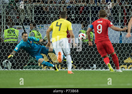 Moscow, Russland. 03rd July, 2018. Harry KANE (right, ENG) scored with penalties versus goalkeeper David OSPINA (COL) scored the goal to make it 1-0 for England, penalty, penalty kick, action, Colombia (COL) - England (ENG) 3: 4 iE, round of 16, match 56, on 03.07.2018 in Moscow; Football World Cup 2018 in Russia from 14.06. - 15.07.2018. | usage worldwide Credit: dpa/Alamy Live News Stock Photo