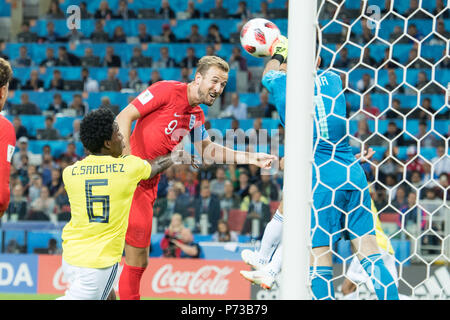 Moscow, Russland. 03rd July, 2018. Harry KANE (mi., ENG) versus goalkeeper David OSPINA (right, COL) and Carlos SANCHEZ (COL), action, fight for the ball, Colombia (COL) - England (ENG) 3: 4 iE, round of 16, game 56, on 03.07.2018 in Moscow; Football World Cup 2018 in Russia from 14.06. - 15.07.2018. | usage worldwide Credit: dpa/Alamy Live News Stock Photo