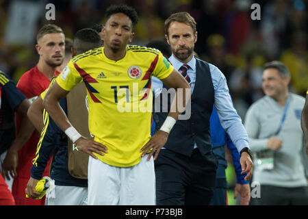 Moscow, Russland. 04th July, 2018. Gareth SOUTHGATE (re., Coach, ENG) walks to Johan MOJICA (COL), frustrated, frustrated, late night, disappointed, showered, decapitation, disappointment, sad, half figure, half figure, Colombia (COL) - England (ENG) 3: 4 iE, round of 16, game 56, on 03.07.2018 in Moscow; Football World Cup 2018 in Russia from 14.06. - 15.07.2018. | usage worldwide Credit: dpa/Alamy Live News Stock Photo