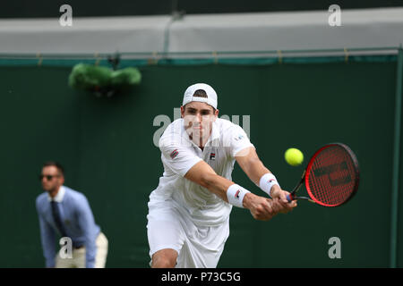 London, UK. 4th July 2018, All England Lawn Tennis and Croquet Club, London, England; The Wimbledon Tennis Championships, Day 3; John Isner (USA) returns to Bemelmans (Bel) on court 12 Credit: Action Plus Sports Images/Alamy Live News Stock Photo