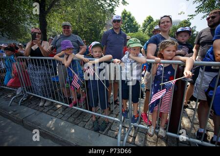 Philadelphia, PA, USA. 4th July, 2018. Spectators watch the Independence Day Parade in the city's historic district. Credit: Michael Candelori/ZUMA Wire/Alamy Live News Stock Photo