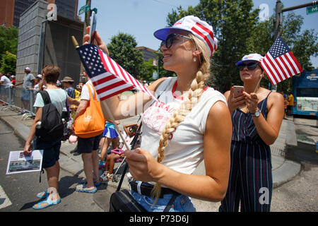 Philadelphia, PA, USA. 4th July, 2018. Spectators watch the Independence Day Parade in the city's historic district. Credit: Michael Candelori/ZUMA Wire/Alamy Live News Stock Photo