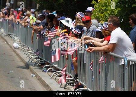 Philadelphia, PA, USA. 4th July, 2018. Spectators watch the Independence Day Parade in the city's historic district. Credit: Michael Candelori/ZUMA Wire/Alamy Live News Stock Photo