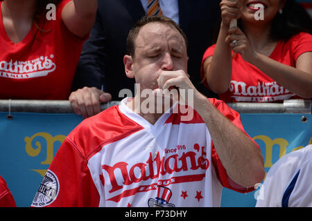 New York, US. 4th July 2018. Joey Chestnut competes in the annual Nathan's Hot Dog Eating Contest on July 4, 2018 Brooklyn, New York. Credit: Erik Pendzich/Alamy Live News Stock Photo