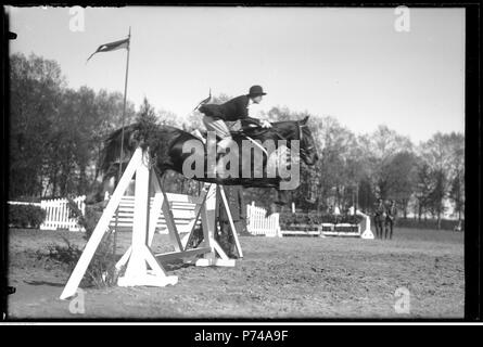 74 Narcyz Witczak-Witaczyński - Zawody konne (107-641-2) Stock Photo