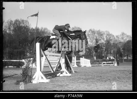74 Narcyz Witczak-Witaczyński - Zawody konne (107-641-8) Stock Photo