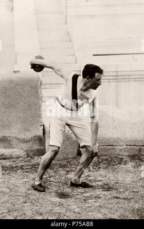 eština: Olympijský vítz v hodu diskem a koulí Robert Garrett, USA, LOH Atény, 1896 English: Olympic Games 1896, Athens. The Olympic champion in the discus, Robert Garrett (USA) . 1896 8 Albert Meyer 3 Olympia 1896 Stock Photo