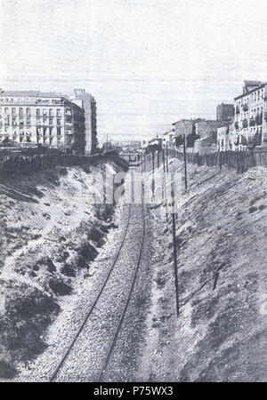 Español: Vista de la trinchera de la calle del Ferrocarril de Madrid en 1912. Por ella circulaba el ferrocarril de contorno . 1912 12 Calle del Ferrocarril (Madrid) en 1912 Stock Photo