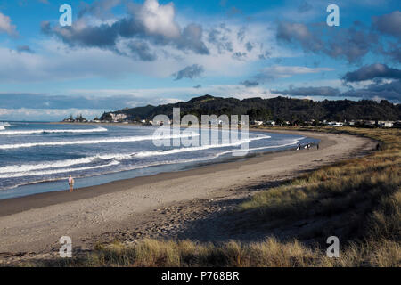 Surfers at Whangamata beach on the Coromandel Peninsula, New Zealand Stock Photo