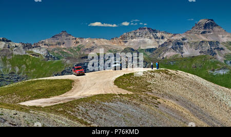 Cars parked at viewpoint on Alpine Loop near Engineer Pass, San Juan Mountains, Colorado, USA Stock Photo