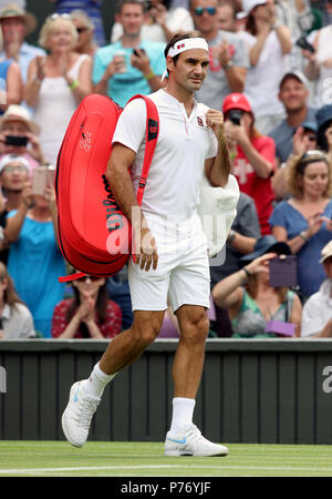 Roger Federer walks onto court on day three of the Wimbledon Championships at the All England Lawn Tennis and Croquet Club, Wimbledon. Stock Photo