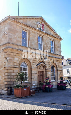 Woodstock Town Hall . Woodstock is a historic town just to the north of Oxford. It grew up as a coach stop around the Royal Hunting Lodge, which later Stock Photo