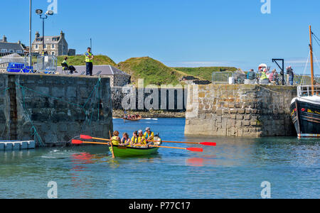 PORTSOY FESTIVAL ABERDEENSHIRE SCOTLAND BOAT RACES PORTSOY BOAT AND CREW LEAVING THE HARBOUR Stock Photo