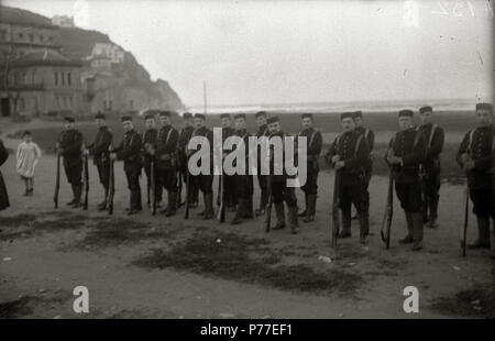 Español: Título original: Maniobras militares en la playa de Ondarreta (1/6) Localización: San Sebastián (Guipúzcoa)  . 1916 45 Maniobras militares en la playa de Ondarreta (1 de 6) - Fondo Car-Kutxa Fototeka Stock Photo