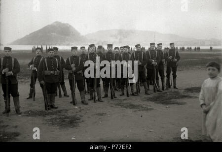 Español: Título original: Maniobras militares en la playa de Ondarreta (2/6) Localización: San Sebastián (Guipúzcoa)  . 1916 45 Maniobras militares en la playa de Ondarreta (2 de 6) - Fondo Car-Kutxa Fototeka Stock Photo