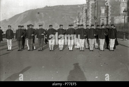 Español: Título original: Maniobras militares en la playa de Ondarreta (5/6) Localización: San Sebastián (Guipúzcoa)  . 1916 45 Maniobras militares en la playa de Ondarreta (5 de 6) - Fondo Car-Kutxa Fototeka Stock Photo