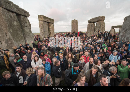 Stonehenge, Avebury, Wiltshire, UK. 21st June, 2016.  Several thousand congregate at Stonehenge to celebrate the summer solstice at the famous histori Stock Photo