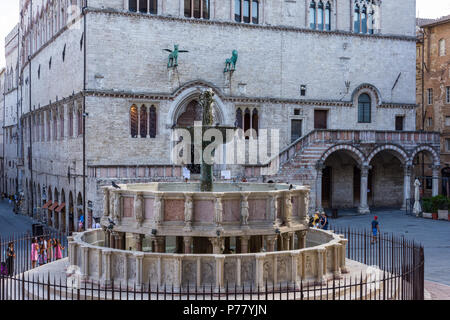 Fontana Maggiore on Piazza IV Novembre in Perugia, Umbria, Italy Stock ...