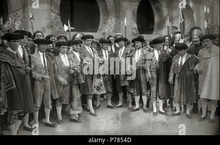 10 Becerrada benéfica para niños acogidos organizada por la sociedad Euskal Billera en la plaza de 'El Txofre' (10 de 20) - Fondo Car-Kutxa Fototeka Stock Photo